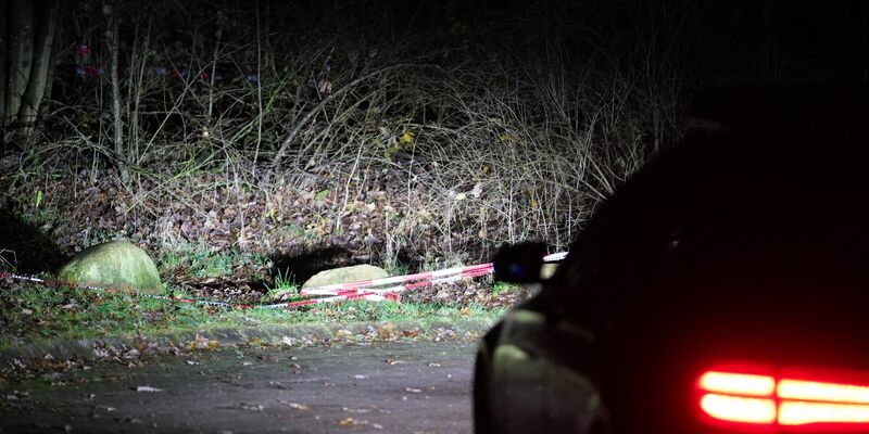 Der Fundort der Leiche in Kaltenkirchen ist von der Polizei mit Flatterband abgesperrt worden. - Foto: Marcus Brandt/dpa