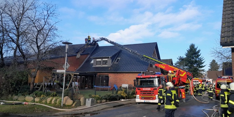 FW Bremerhaven: Feuerwehr Bremerhaven unterstützt bei Dachstuhlbrand in Flögeln - Foto: presseportal.de