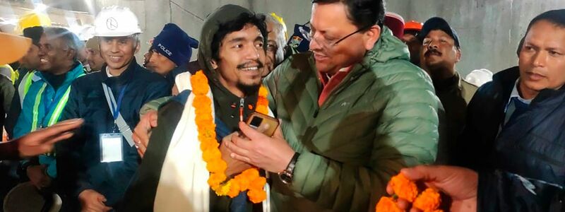Pushkar Singh Dhami (r), Ministerpräsident von Uttarakhand, begrüßt einen Arbeiter, der aus dem eingestürzten Tunnel gerettet wurde. - Foto: Uncredited/UTTARAKHAND STATE DEPARTMENT OF INFORMATION AND PUBLIC RELATIONS/AP/dpa