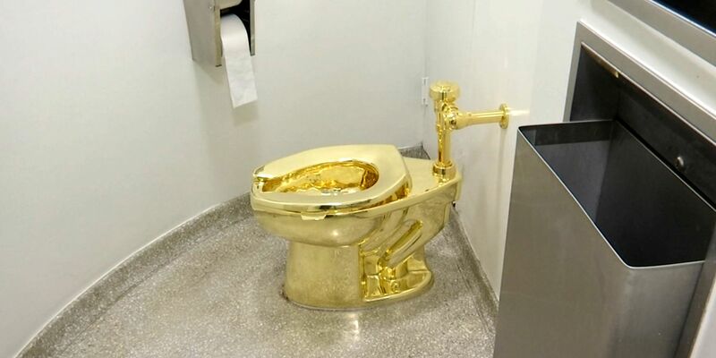 Das Archiv-Video-Standbild zeigt die 18-karätige goldene Toilette «America» des italienischen Künstlers Maurizio Cattelan im New Yorker Guggenheim Museum. - Foto: ---/AP/dpa