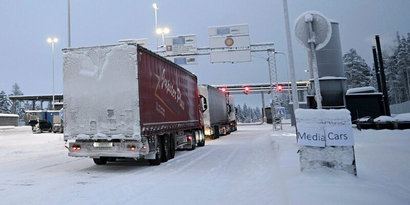 Lkw stehen an der internationalen Grenzübergangsstation Raja-Jooseppi. - Foto: Emmi Korhonen/Lehtikuva/AP/dpa