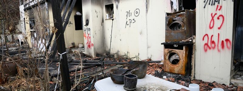 Trümmer vor einem zerstörten Haus im Kibbutz Beeri an der Grenze zum Gazastreifen. Der Kibbutz wurde bei dem Terrorangriff am 7. Oktober überfallen, viele Bewohner wurden ermordet oder verschleppt. - Foto: Bernd von Jutrczenka/dpa