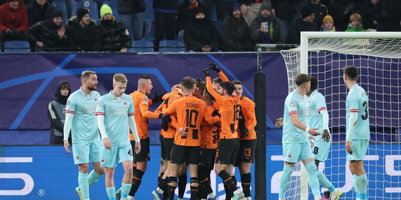 Die Spieler von Donezk jubeln nach dem Siegtor zum 1:0. - Foto: Christian Charisius/dpa
