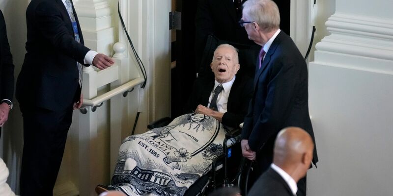 Jimmy Carter beim Gedenkgottesdienst für seine Frau Rosalynn in der Glenn Memorial Church. - Foto: Andrew Harnik/AP/dpa