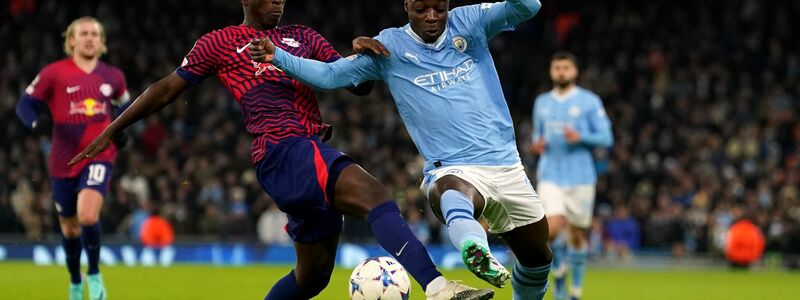 Duell um den Ball: Jeremy Doku (r) von Manchester City gegen Leipzigs Amadou Haidara. - Foto: Martin Rickett/PA Wire/dpa