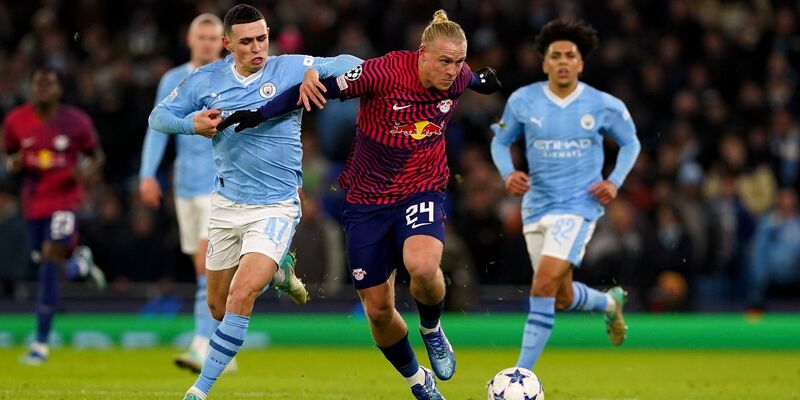 Trotz eines Doppelpacks von Lois Openda (M) muss sich der RB Leipzig gegen Manchester City geschlagen geben. - Foto: Martin Rickett/PA Wire/dpa