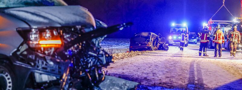 Unfallfahrzeuge stehen auf der schneebedeckten Straße bei Heilsbronn. - Foto: David Oßwald/NEWS5/dpa