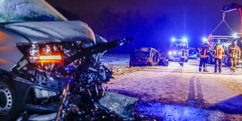 Unfallfahrzeuge stehen auf der schneebedeckten Straße in Heilsbronn. - Foto: David Oßwald/NEWS5/dpa