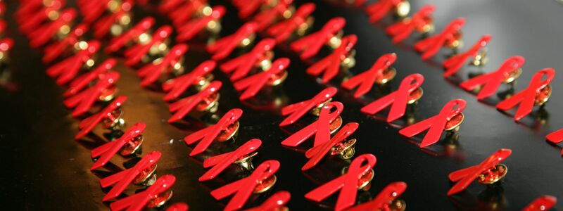 Rote Schleifen stehen für den Kampf gegen HIV - in vielen Ländern werden gefährdete Gruppen jedoch unterdrückt. (Archiv) - Foto: Jens Kalaene/dpa-Zentralbild/dpa