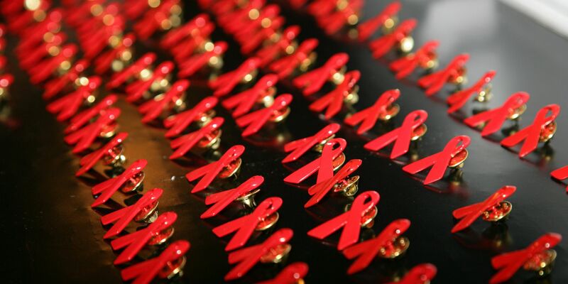 Die rote Schleife steht für den Kampf gegen Aids. - Foto: Jens Kalaene/dpa-Zentralbild/dpa
