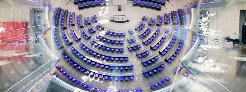 Der leere Plenarsaal des Deutschen Bundestages von der Fraktionsebene aus. - Foto: Christoph Soeder/dpa
