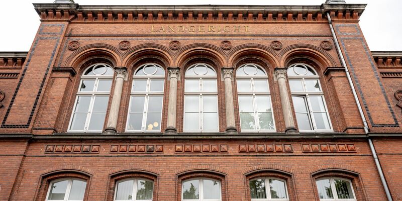 Das Landgericht Verden verhandelt über die Schuld einer Mitarbeiterin eines Pädagogik-Zentrums nach dem Unfalltod eines Jungen. - Foto: Mohssen Assanimoghaddam/dpa