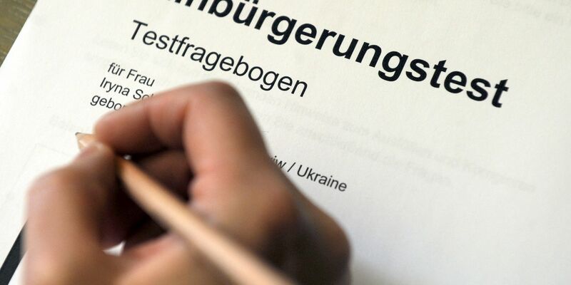 Auf schriftliche Deutsch-Prüfungen und einen Einbürgerungstest soll bei älteren Menschen, die einst über staatliche Abkommen als Arbeitskräfte ins Land gekommen waren, verzichtet werden. - Foto: Uli Deck/dpa