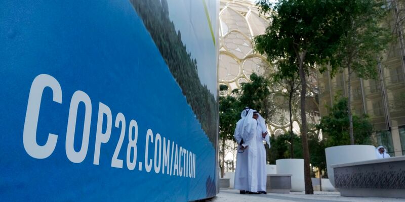Beim COP28-Treffen in Dubai wollen mehr als 190 Länder die erste große Bestandsaufnahme der Umsetzung der Pariser Klimakonferenz 2015 erstellen. - Foto: Peter Dejong/AP
