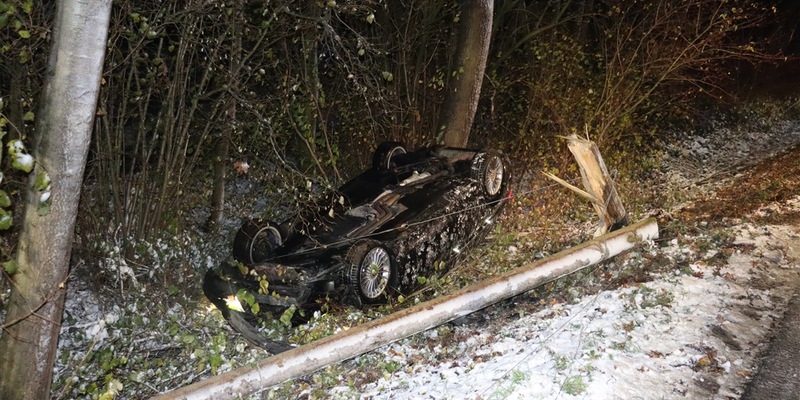 POL-HF: VW kollidiert mit geparktem Fahrzeug - Mann aus Lage bei Unfall verletzt - Foto: presseportal.de