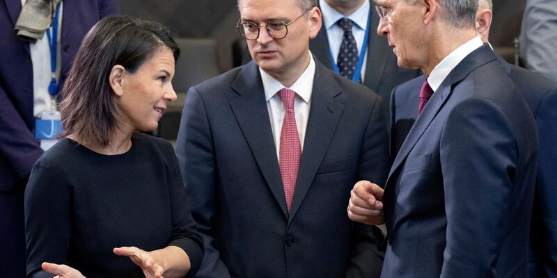Bundesaußenministerin Annalena Baerbock im Gespräch mit ihrem ukrainischen Amtskollegen Dmytro Kuleba (M) und Nato-Generalsekretär Jens Stoltenberg. - Foto: Saul Loeb/AFP Pool via AP/dpa