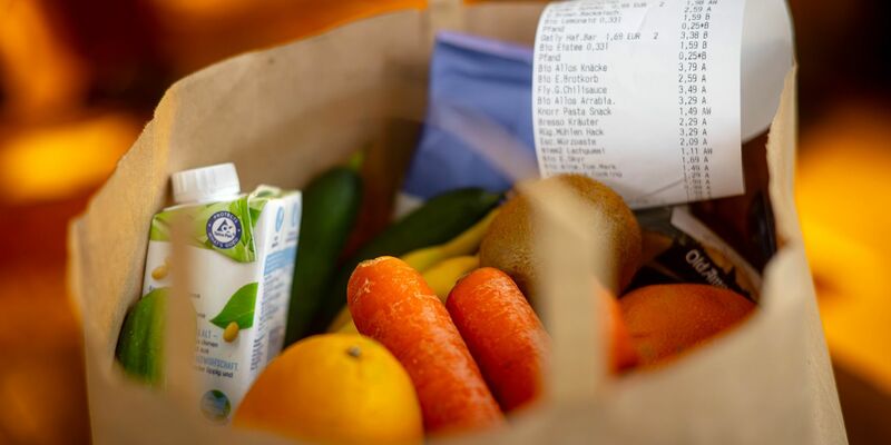 Die Inflation in Deutschland ist rückläufig. Hohe Lebensmittelpreise aber machen den Verbrauchern zu schaffen. - Foto: Sina Schuldt/dpa