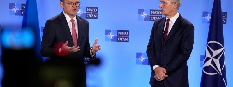 Der ukrainische Außenminister Dmytro Kuleba (l) und Nato-Generalsekretär Jens Stoltenberg in Brüssel. - Foto: Virginia Mayo/AP