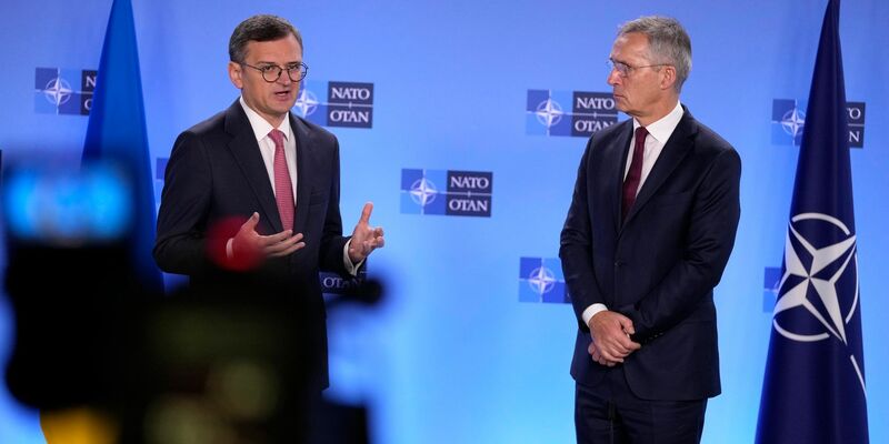 Der ukrainische Außenminister Dmytro Kuleba (l) und Nato-Generalsekretär Jens Stoltenberg in Brüssel. - Foto: Virginia Mayo/AP