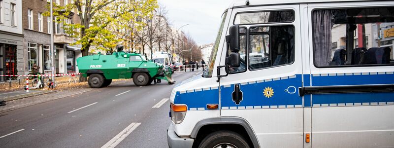 Polizeifahrzeuge und Absperrband vor einer Synagoge in Berlin. - Foto: Fabian Sommer/dpa