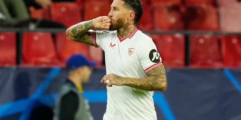 Sevilla-Verteidiger Sergio Ramos jubelt über seinen Treffer - es ist das 10.000. in der Champions-League-Historie. - Foto: Jose Breton/AP/dpa