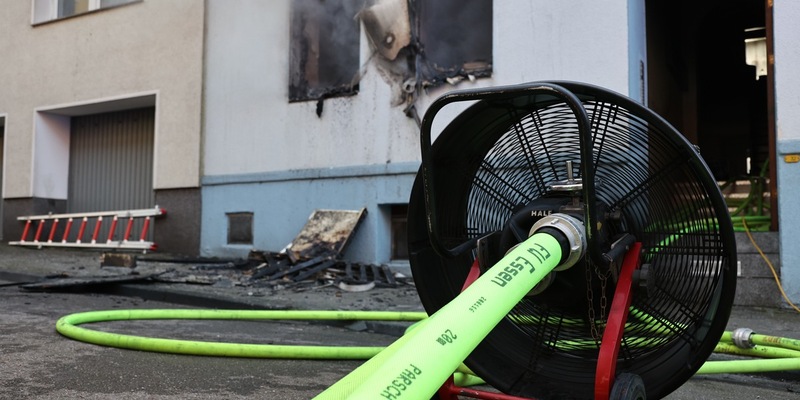 FW-E: Wohnungsbrand in einem Mehrfamilienhaus - gesamter Treppenraum verraucht - Foto: presseportal.de