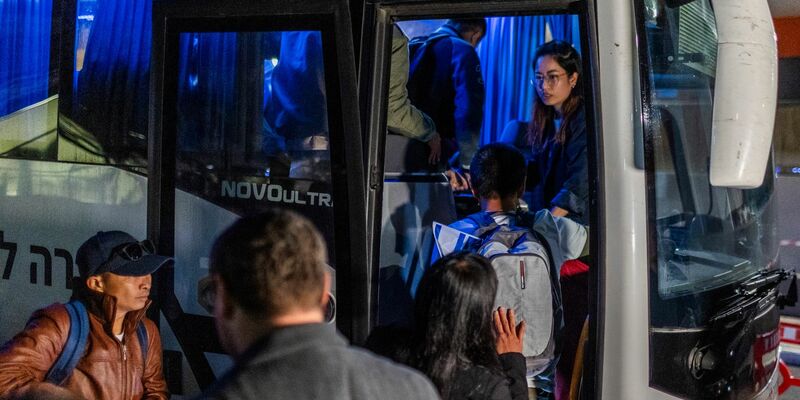 Thailändische Arbeitsmigranten, die von der Hamas nach über 50 Tagen Gefangenschaft freigelassen wurden, besteigen nach dem Verlassen des Krankenhauses in Israel einen Bus. - Foto: Ilia Yefimovich/dpa