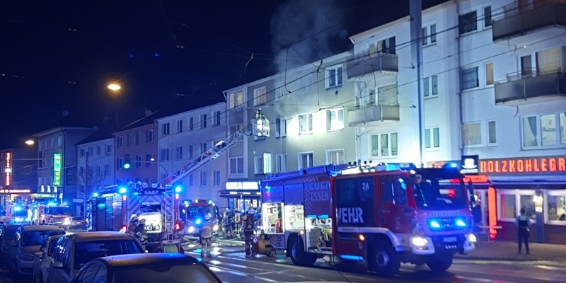 FW-E: Wohnungsbrand in einem Mehrfamilienhaus fordert mehrere verletzte Personen - Foto: presseportal.de