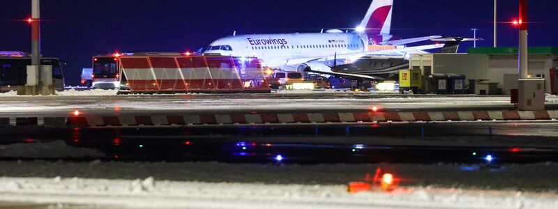 Eine Maschine der Fluggesellschaft Eurowings soll möglicherweise bei Glatteis von der Piste in den Grünstreifen gerutscht sein. - Foto: Bodo Marks/dpa