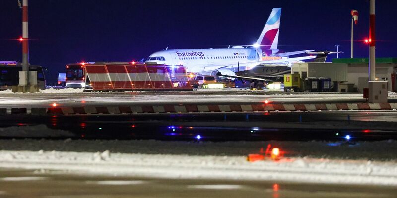 Eine Maschine der Fluggesellschaft Eurowings soll möglicherweise bei Glatteis von der Piste in den Grünstreifen gerutscht sein. - Foto: Bodo Marks/dpa