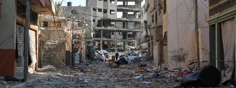 Trümmer und zerstörte Gebäude säumen die Straßen in Gaza-Stadt. - Foto: Mohammed Ali/XinHua/dpa