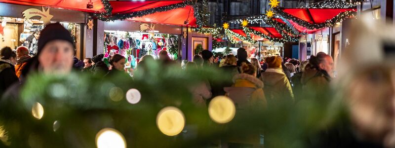 Der Weihnachtsmarkt am Kölner Dom ist am Abend gut besucht. - Foto: Christoph Reichwein/dpa