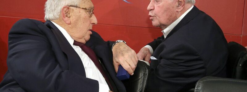 Altbundeskanzler Helmut Schmidt (SPD, r) und der ehemalige US-Außenminister Henry Kissinger im Jahr 2012. - Foto: Christian Charisius/dpa