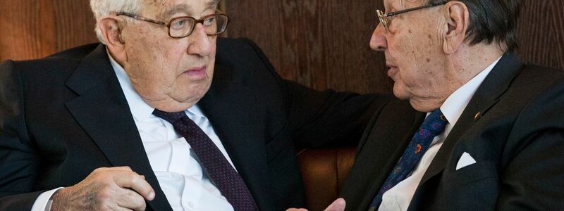 Der frühere Außenminister Hans-Dietrich Genscher (FDP, r) mit Henry Kissinger beim Empfang zum 90. Geburtstag Kissingers 2013. - Foto: Gero Breloer/AP-Pool/dpa