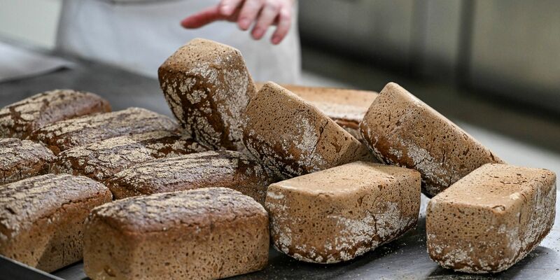 Vollkornbrote frisch aus dem Ofen. - Foto: Jens Kalaene/dpa