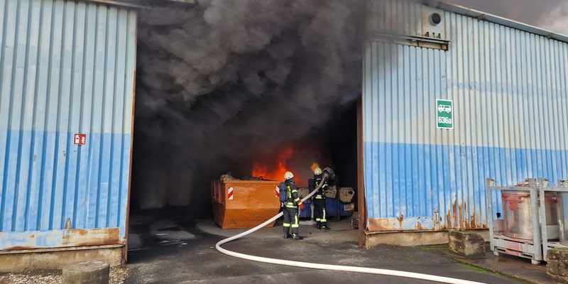 FW-MH: Brand in Lagerhalle-Rauchentwicklung weithin sichtbar - Foto: presseportal.de