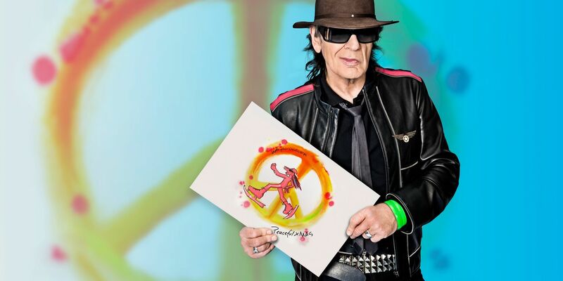 Rocksänger Udo Lindenberg zeigt die Weihnachtsgrußkarte, die er für das UN-Kinderhilfswerk Unicef gestaltet hat. - Foto: Tine Acke/Unicef/dpa