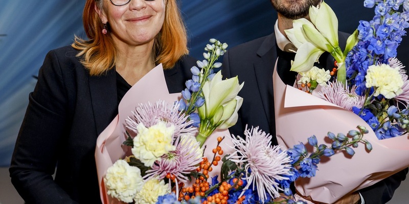 Preisverleihung: Die Organisation CeMAS und die Webdokumentation Gegen uns. erhalten für ihr zivilgesellschaftliches Engagement den Demokratiepreis Power for Democracy - Foto: presseportal.de