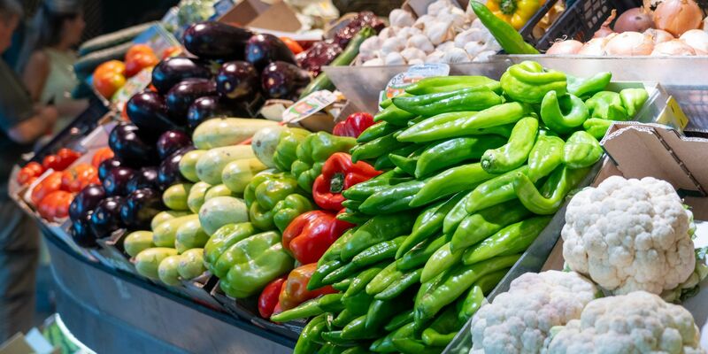Gemüse wird an einem Stand auf einem Markt in Sevilla angeboten. Die Inflation in der Eurozone hat sich im November deutlich abgeschwächt. - Foto: Eduardo Briones/EUROPA PRESS/dpa