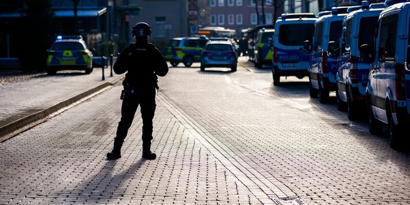 Die Polizei war angesichts der Bedrohungslage in einem Jobcenter in Lehrte mit einem Großaufgebot im Einsatz. - Foto: Moritz Frankenberg/dpa