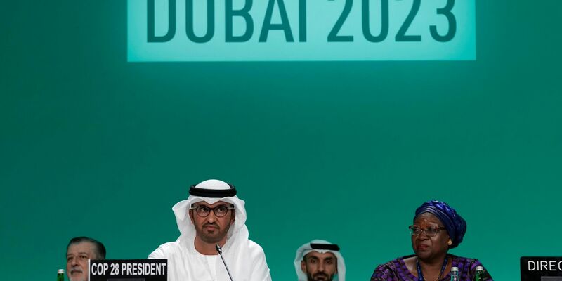 Sultan Al-Dschaber, Vorsitzender der UN-Klimakonferenz, bei der Eröffnungssitzung in Dubai. - Foto: Peter Dejong/AP/dpa