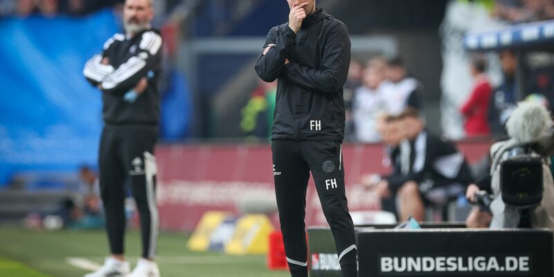 Treffen im Hamburger Stadtderby aufeinander; Pauli-Coach Fabian Hürzeler (r) und HSV-Trainer Tim Walter. - Foto: Christian Charisius/dpa
