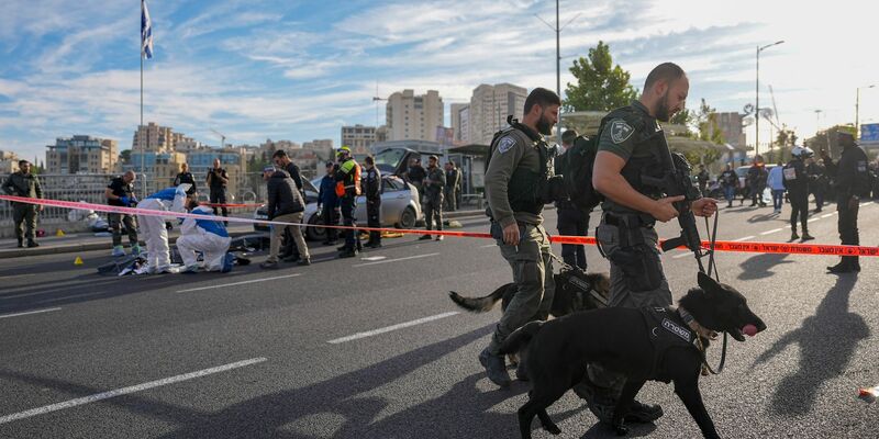 Israelische Grenzpolizisten sichern den Ort des Anschlags. - Foto: Ohad Zwigenberg/AP