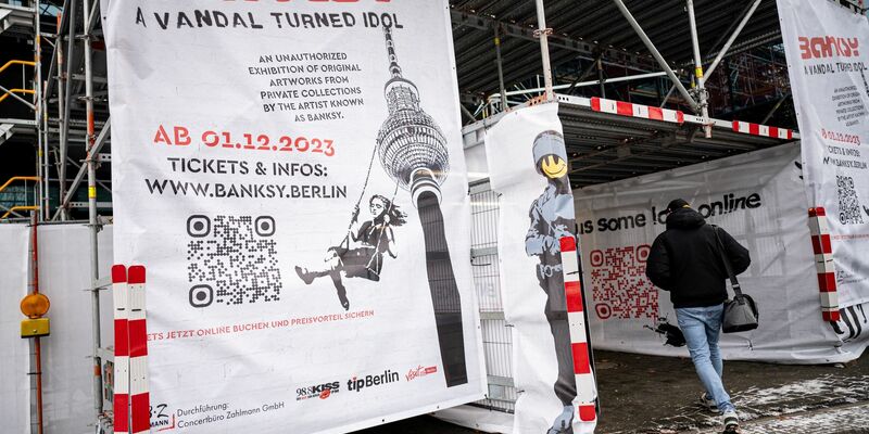 Eine Ausstellung in Berlin widmet sich dem unbekannten Streetart-Künstler Banksy. - Foto: Fabian Sommer/dpa