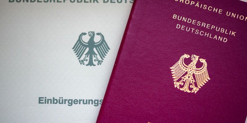 Die dreijährige Wartefrist gilt aktuell nur für Ausländer mit besonderen Integrationsleistungen. Alle anderen Einbürgerungswilligen müssen fünf Jahre warten. (Symbolbild) - Foto: Fernando Gutierrez-Juarez/dpa
