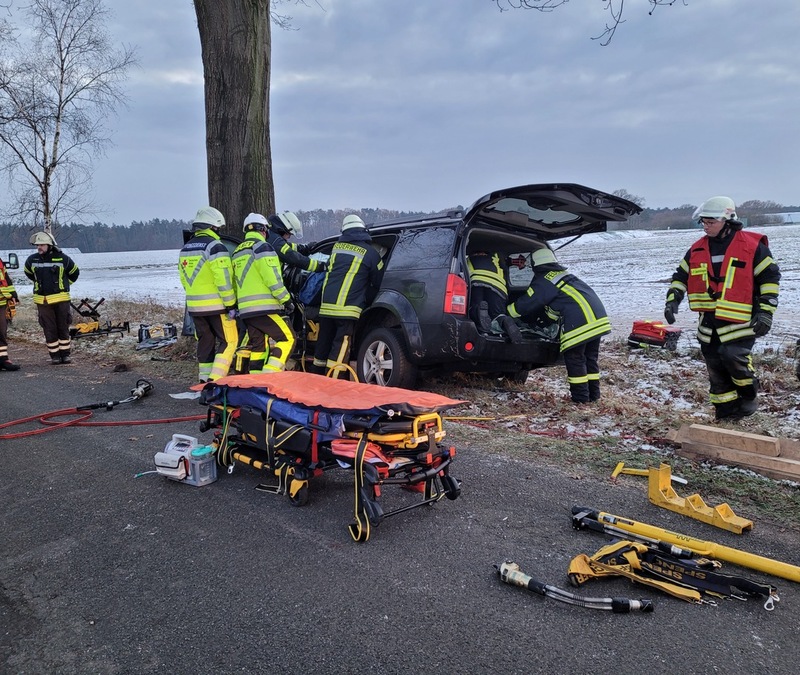 FW-ROW: Fahrer wird bei Unfall eingeklemmt - Foto: presseportal.de