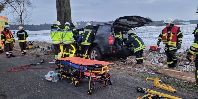 FW-ROW: Fahrer wird bei Unfall eingeklemmt - Foto: presseportal.de