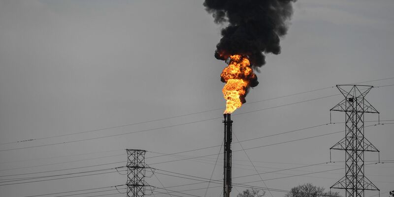 Überschüssiges Gas wird verbrannt. Das internationale Ölkartell Opec+ drosselt die Fördermengen. - Foto: Matias Delacroix/AP/dpa