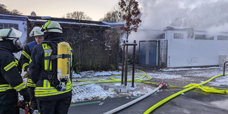 FW-AR: Einsatzkräfte bekämpfen Feuer in Freibad - Foto: presseportal.de