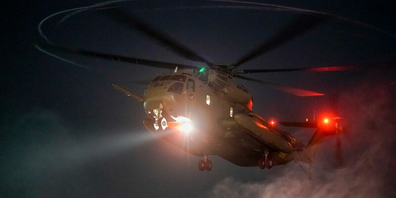 Israelische Soldaten in einem gepanzerten Fahrzeug in der Nähe der Grenze zum Gazastreifen. - Foto: Leo Correa/AP/dpa